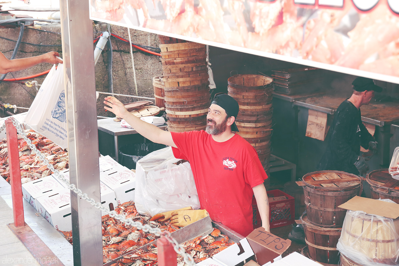 Chesapeake Chill Foto von Bustling seafood market in Washington DC, showcasing vibrant crabs and local vendors in action.